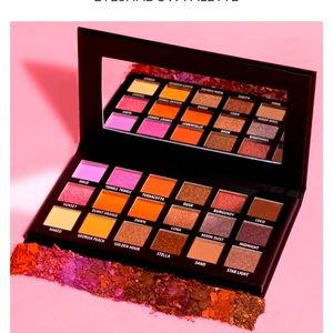 DAY + NIGHT EYESHADOW PALETTE